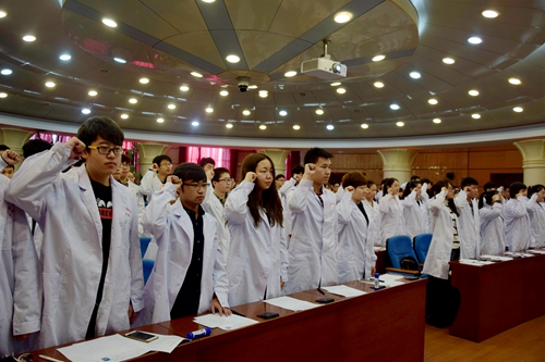 全体学员共同宣读《完美平台班级心理委员誓词》