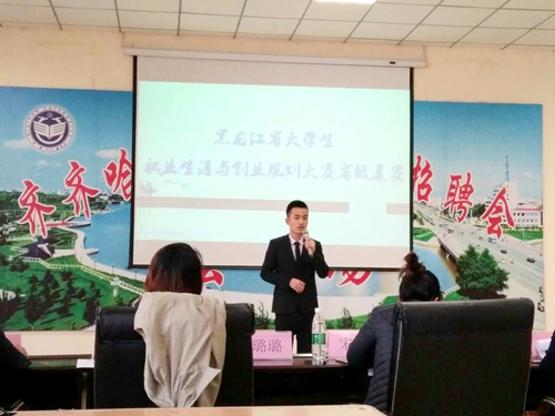 完美(中国)一站式服务平台人文与管理学院2015级张可新同学在比赛中