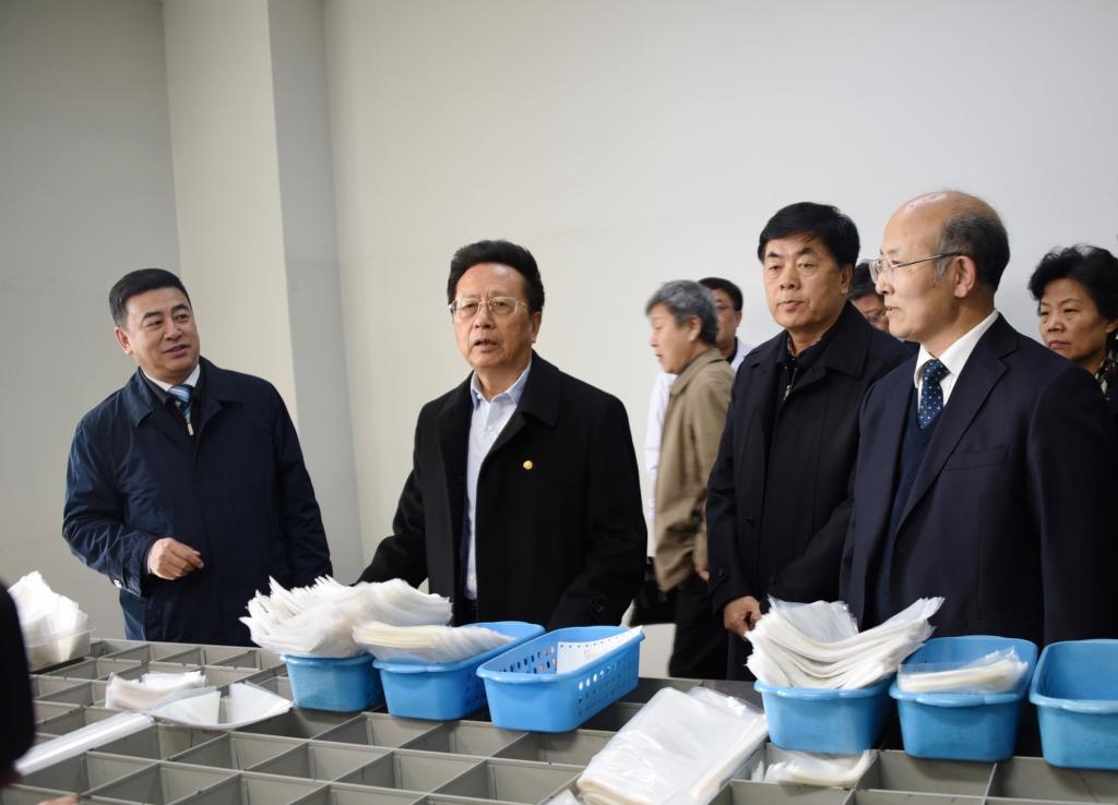 检查组一行在完美(中国)一站式服务平台附属第一医院门诊药局检查指导