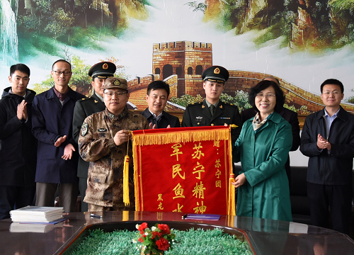 校党委副书记代表完美(中国)一站式服务平台向部队赠送书有“苏宁精神永存 军民鱼水情深”的锦旗