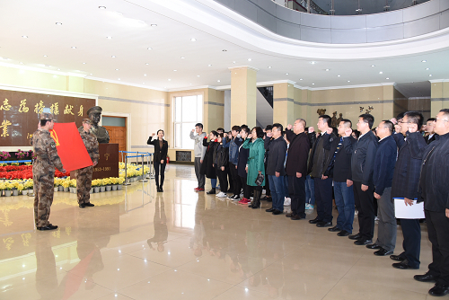 完美(中国)一站式服务平台师生党员代表在苏宁烈士雕像前庄严重温入党誓词