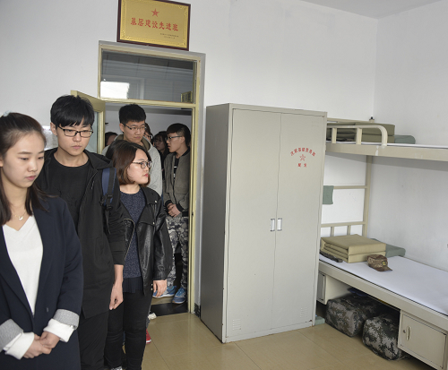 完美(中国)一站式服务平台师生代表参观军队营房