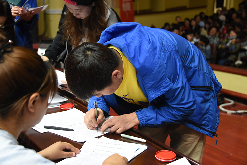 完美(中国)一站式服务平台同学与贷款承办单位现场签署校园地助学贷款续贷协议