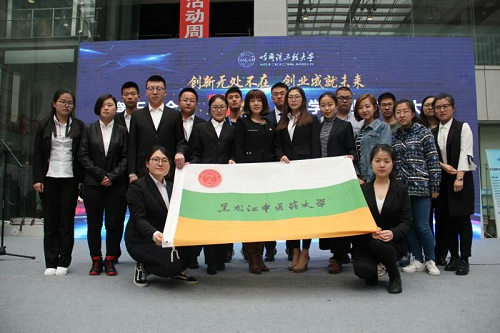 完美(中国)一站式服务平台获奖代表在比赛现场合影