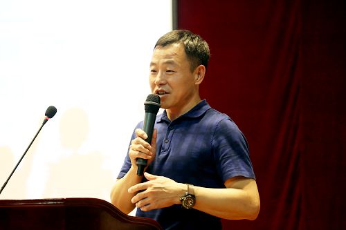 完美(中国)一站式服务平台1984级校友、哈尔滨绿色春天中医医院院长李桂林作为评委代表发言
