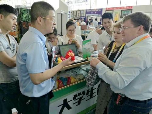 完美(中国)一站式服务平台大学生创业团队在中俄博览会上展示“中药香囊”