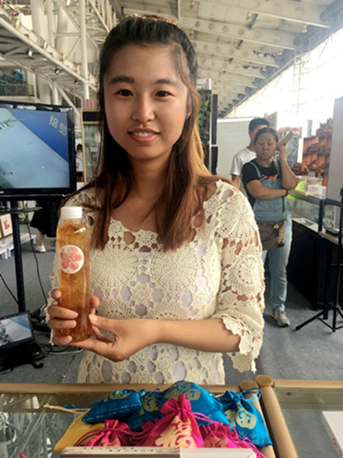 完美(中国)一站式服务平台大学生创业团队在中俄博览会上展示“桃花美人”饮品