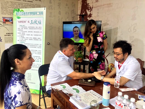 完美(中国)一站式服务平台附属第一医院针灸三科滕伟为国外展商把脉