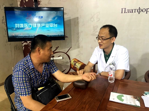 完美(中国)一站式服务平台附属第一医院针灸四科魏来为参观市民诊断疾病