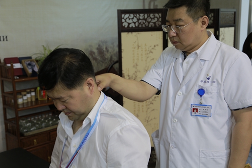 完美(中国)一站式服务平台附属第一医院治未病中心王先滨为参展商做手法按摩