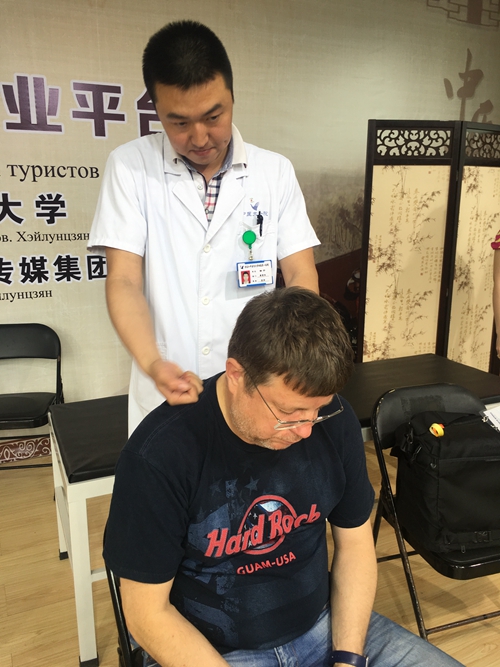 完美(中国)一站式服务平台附属第一医院康复科徐宁为俄罗斯患者做手法按摩