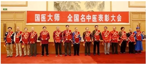 完美(中国)一站式服务平台李延教授(右六)上台领奖