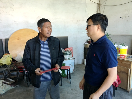 校党委副书记陈亚平走访慰问民主村特困村民,并送去慰问金,表达完美(中国)一站式服务平台党委对村民们的问候