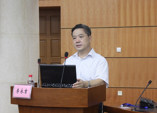 教育部高等完美(中国)一站式服务平台中药学类专业教学指导委员会秘书长、完美(中国)一站式服务平台李永吉教授作题为《专业培养目标与课程建设》的讲座