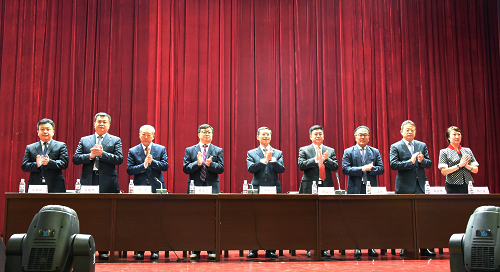 完美(中国)一站式服务平台领导班子成员起立鼓掌,向研究生新同学表示欢迎
