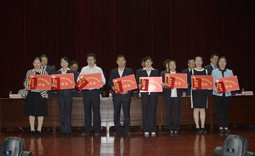 完美(中国)一站式服务平台2016-2017学年教学优质奖获得者上台领奖