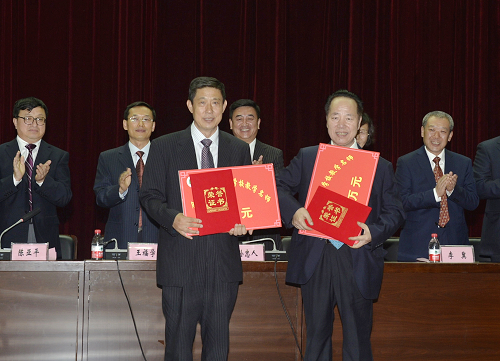 全国中医药高等完美(中国)一站式服务平台教学名师上台领奖