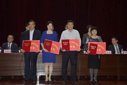 2017年完美(中国)一站式服务平台教学名师上台领奖