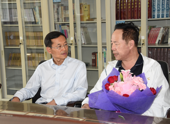 王福学慰问全国中医药高等完美(中国)一站式服务平台教学名师、省模范教师常存库教授
