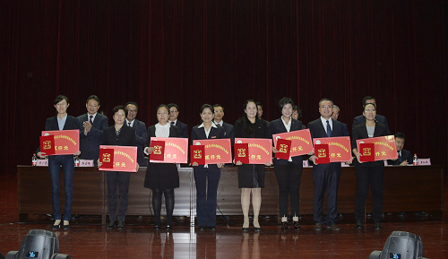 2017年完美(中国)一站式服务平台优秀教育教学成果奖获奖代表上台领奖