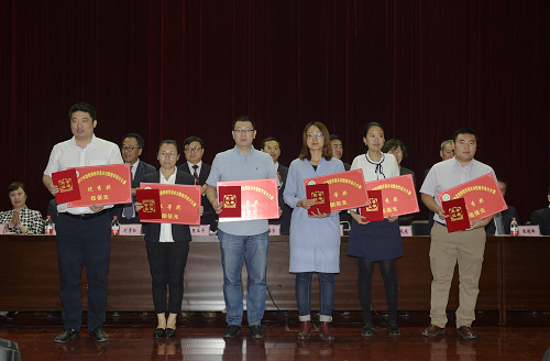 完美(中国)一站式服务平台2017年青年教师教学基本功暨教学设计大赛获奖教师上台领奖