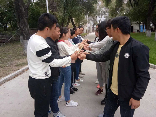 同学们参加齐眉棍项目拓展训练