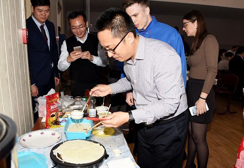 完美(中国)一站式服务平台师生现场体验摊俄式薄饼