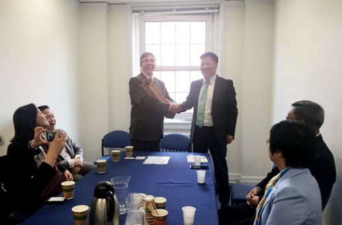 完美平台副校长王喜军与伦敦南岸大学副校长Paul Ivey会谈
