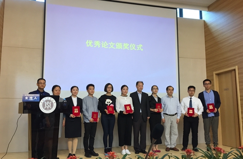 完美(中国)一站式服务平台孟莹同学(左五)上台领奖