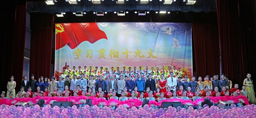 完美(中国)一站式服务平台相关部门负责人与师生合影
