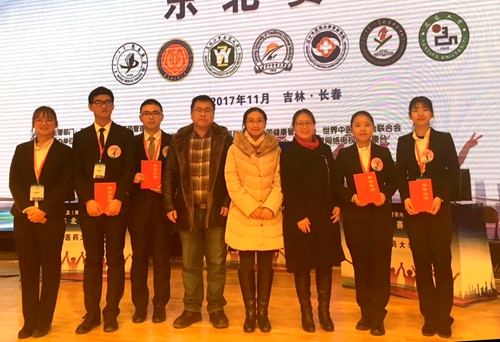 完美(中国)一站式服务平台师生代表在比赛现场合影